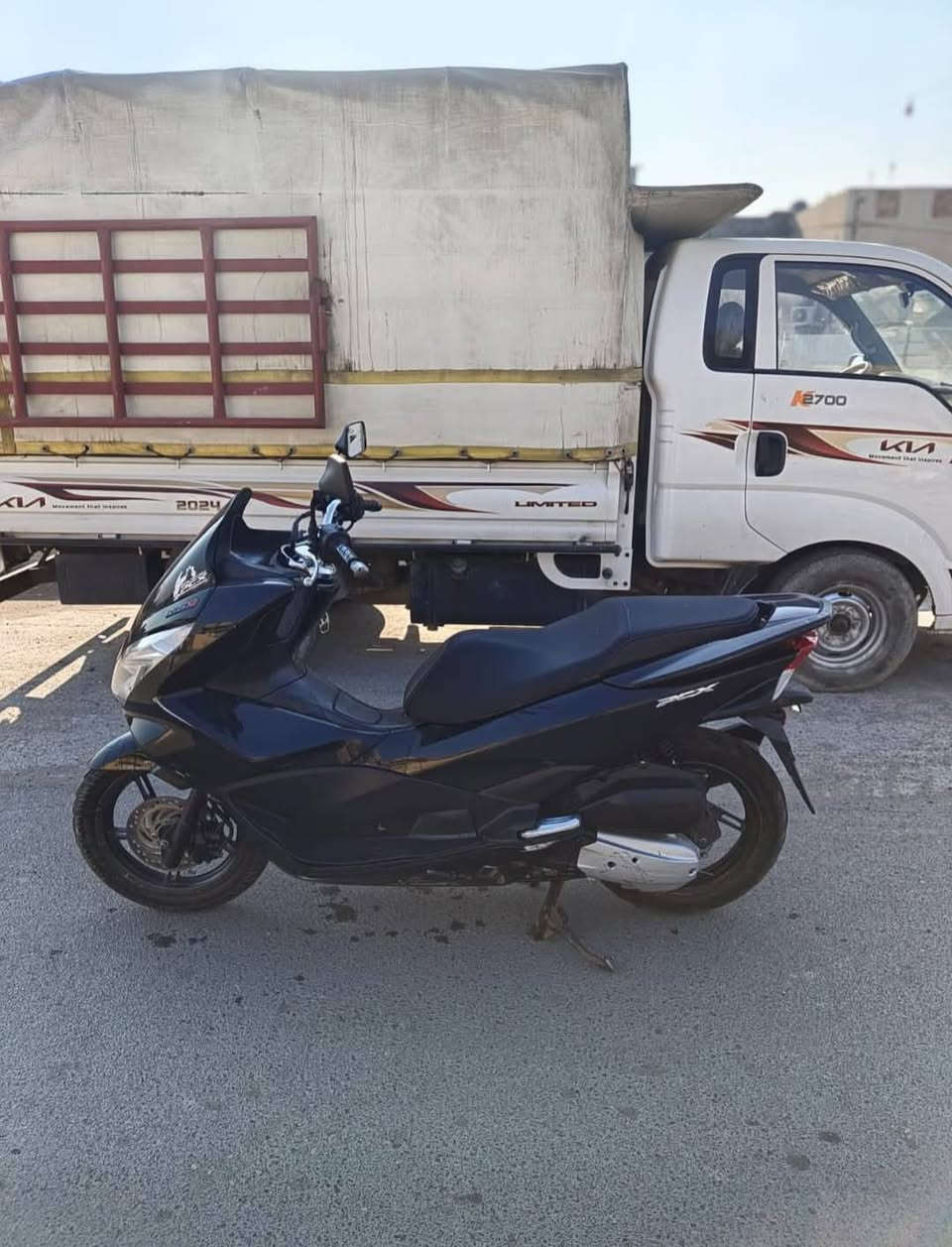 سلام عليكم  
دراجةpcxياباني جيل الثاني  محرك150c
دراجه شلعه معدل لانضوح ولاتبخير
مكينه ناعمه. مابيها اي نقص كلها شغال 
ستاند حساس مانع نزلاق دراجه  نضيفة  السعر ١٦٥٠  مكاني الامين الثانيه 
***********
