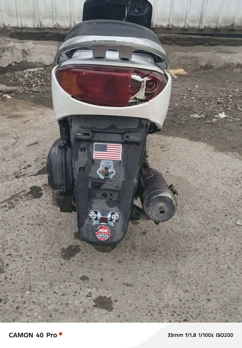 سلام عليكم دراجة بريز ببغاء نضيفة مكينة ناعمة وصافية يرادلها فقط بكلايت خلفي كهربائيات شغالة كلهة السعر450 وبيهة مجال كلش قليل مكاني بغداد العبيدي 
الرقم *********** سستم كامل شغال
