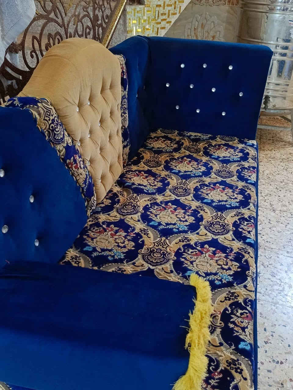 السلام عليكم تخم للبيع نظيف جدا مفصل تفصال شغله درجه اولى كله من هذا البلوك اسود او البلاويد طوله 16متر يعني 8مقاعد مكاني كربلاء العطيشي ***********
