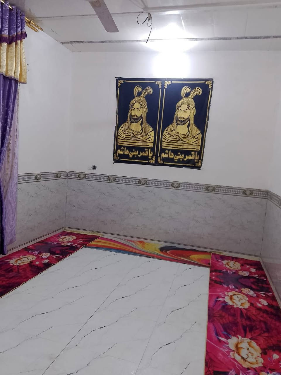 سلام عليكم عندي بيت للبيع سوك شيوخ الدجين  شارع حجي كشكول قرب مدرسه الهيكل 200متر غرف عدد٢  صاله مطبخ  صحيات حديقه محل سعر 38 علق ب تم وتصل واتساب ***********
