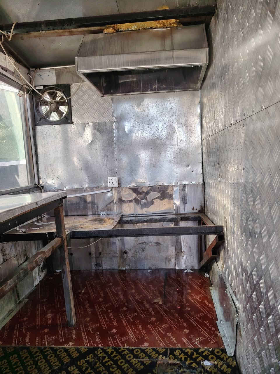 سلام عليكم شباب عدي هاي العربانه للبيع
قيسات الخرجيه طول 2.40 العرض 1.56 الحديده مع الهوك 1.56 قيسات الداخل الطول 2.30 العرض 1.42
ميز تقديم طول 1.60 عرض 50 سم ارتفاع 80 سم
ميز طباخ طول 1.42 عرض 67 سم 
رايده بمليون وبيه مجال بسيط ورجائن الي مو شرايه لا يكسر بسعره لين مثل ماجنت صدر رزق اليه اتصير مصدر رزق لغيري مكاني بغداد حي الوحده هذا الواتس الي حاب يتواصل وياي ***********
