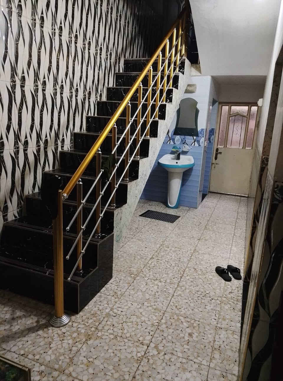 بيت ١١٥ متر بناء طابوق كامل خدمات ماء كهرباء مجاري تبليط قرب جسر ديالى القدي@م جهة الزعفرانية سدة الجنابيين ثالث فرع عن الجسر .. زراعي ملك صرف وليس عقد والسند يتبع وزارة العدل وليس وزارة الزراعة ..يتكون الارضي  غرفة نوم وهول واستقبال وكراج سياره وغرفتين نوم الطابق الثاني.. السعر  ٩٥ مليون هاتف ***********
