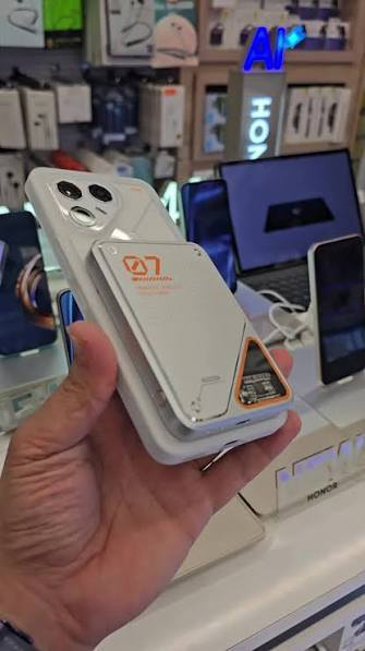 تكنو بوفا 7 الترا لون أبيض كامل ملحقات باكيت وشاحنة وكفر الهاتف وبطارية خارجية يشغل 120 فريم
*********** 
للبيع او مراوس ب جهاز كوكل بكسل فولد
