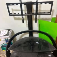 للبيع: ميز / ستاند تلفزيون عصري ومتين  الوصف: ميز تلفزيون أسود أنيق مز...