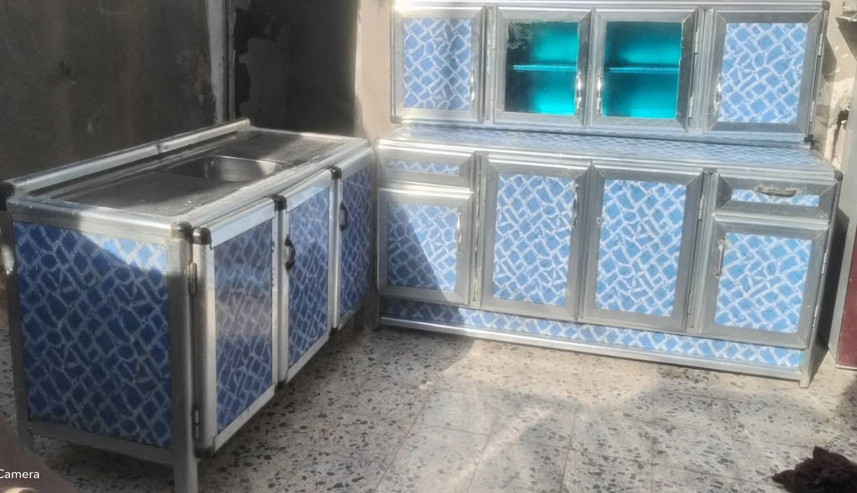 للبيع كاونتر 3قطع،، ميز طعام الصلي،،سنك نضيف وقوي ،،  الشراي يتصل ***********
