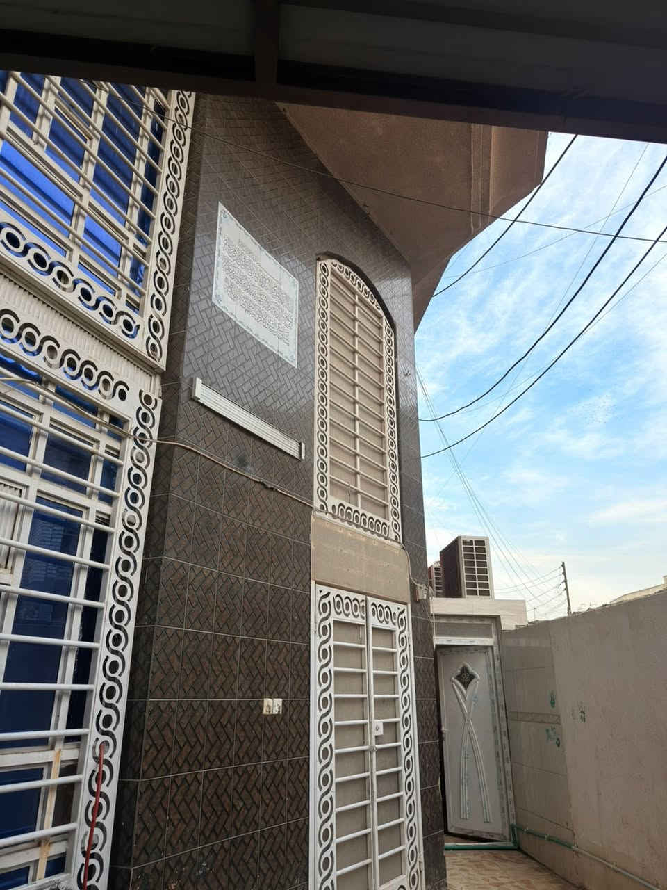 السلام عليكم 
بيت للبيع مساحة ١٥٠
واجهة ١٠ نزال ١٥ 
ركن طابقين عنوان الاورفلي سوق الدجاج 
الاستفسار ***********
