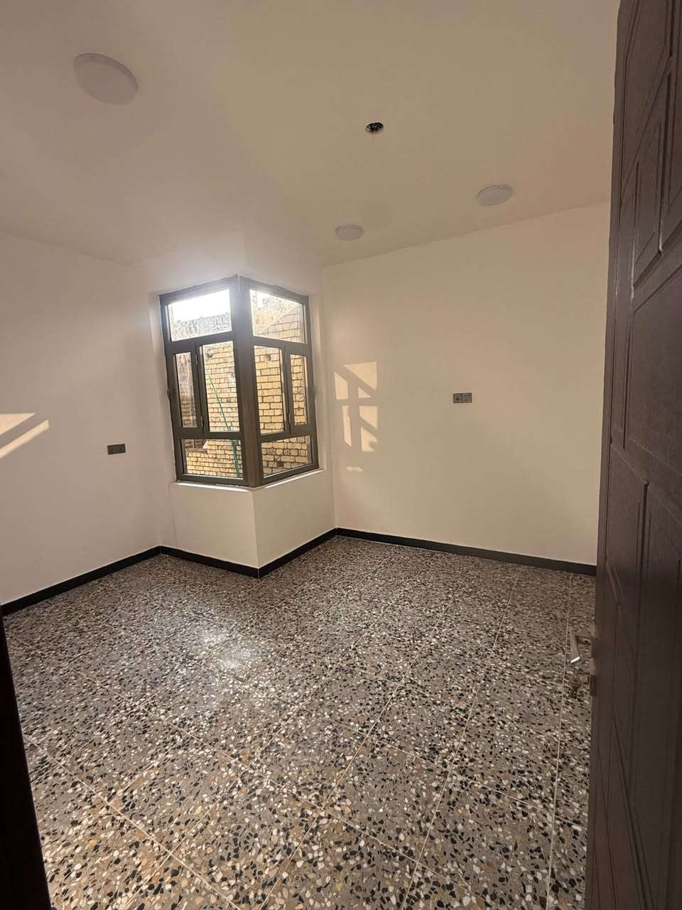 بيت للايجار درجه اولى جاهز طابقين ٢ نوم *********** داخل مجمع بدايه هور رجب ايجاره٤٠٠
مطلوب عائله صغيره فقط
