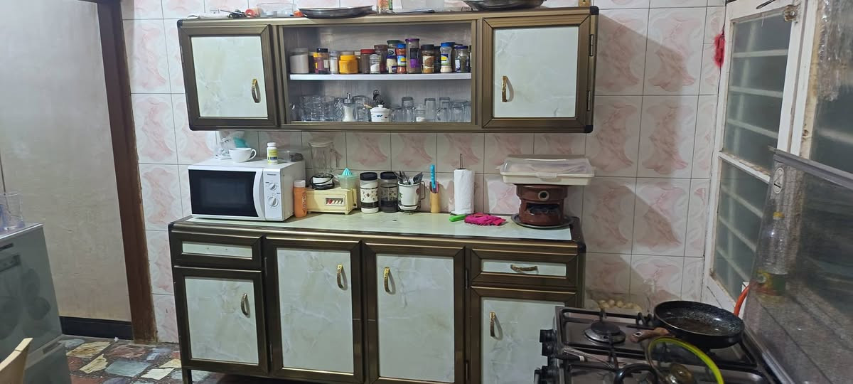 سلام عليكم كاونتر للبيع السعر ٣٥٠ وبيه مجال الاتصال على الرقم ***********
