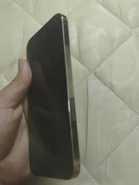 مبايل ايفوان.  13 برواه ماكس مبدل بيه شاشه فقط. بطريه 80 سعر خاص078009...