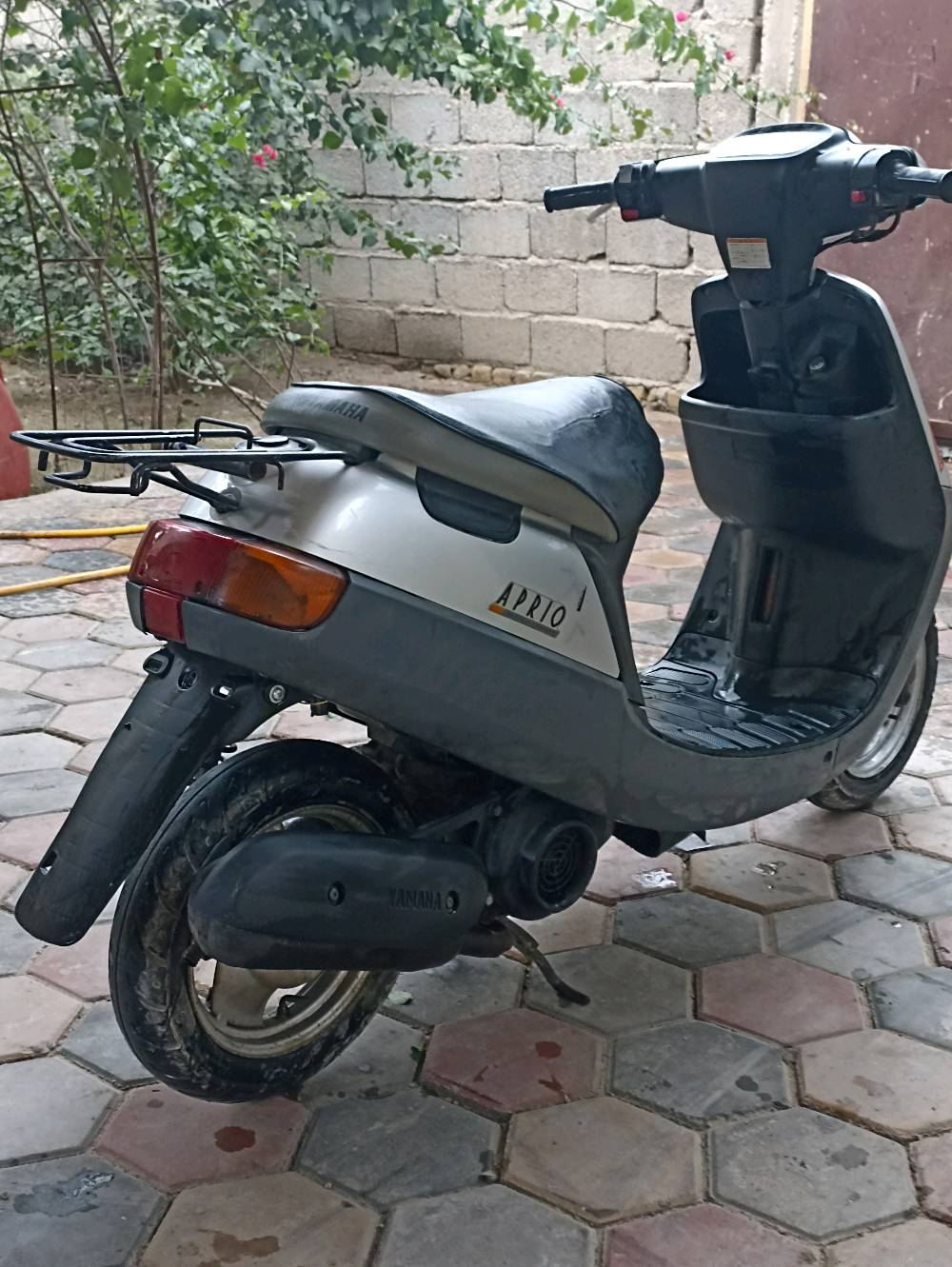 للبيع سكوتر ياماها أبريو لون فضي في حالة جيدة. تم الحفاظ عليه بشكل جيد ومثالي للاستخدام داخل المدينة. السكوتر موثوق ويوفر راحة كبيرة في القيادة. لمزيد من المعلومات، لا تتردد في الاتصال.