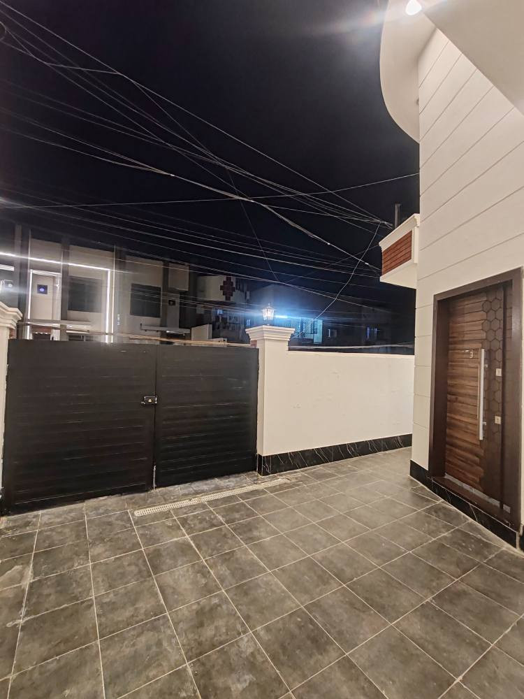 🏡 دار للبيع – الأعظمية (الأخطل)
فرصة سكنية مميزة بموقع راقٍ وقريب من جميع الخدمات
📐 المساحة: 125 م²
📏 الواجهة: 8.5 م
🛣️ شارع عريض مع رصيف نظامي
📍 الموقع: الأعظمية – الأخطل – قرب جامع الصديق
✨ مواصفات الدار:
أربع غرف نوم
حمامين
كراج سيارة
تصميم عصري وتشطيب حديث
إنارة خارجية مميزة
موقع هادئ ومخدوم بالكامل
💰 السعر: 565,000,000 دينار عراقي
📞 للاستفسار والمعاينة:
مكتب الشمم الهندسي للمقاولات والاستثمار العقاري
☎️ ***********
☎️ *********** بغداد, العراق
