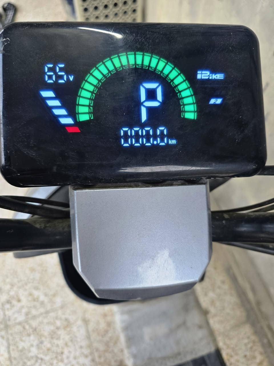 دراجة شحنKOREA MR    R8 الأصلي اخو الجديد
5 بطاريات الحجم الكبير مو الصغير 
ملف 2000 ، دبل دبلات
نظام تبديل سرعة 5 درجات ونظام رجوع للخلف R
سماعة بلوتوث وشاحنتة الأصلية وكلشي شغال بيه 
فقط بيه دبل الستيرن الكدام بيه عواج شي قليل ما مأثر وما يبين 
الشحن ماله يمشي 35_40 كيلو متر 
السعر 400 وبيه مجال 
***********
