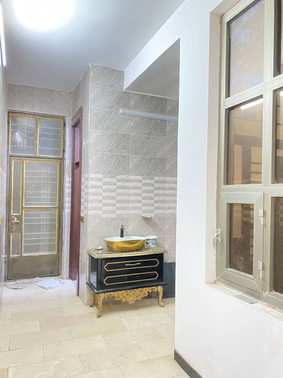 دار للايجار مساحه 240متر متكون من 5 غرف نوم
استقبال+مطبخ حار بارد+4 صحيات
الدوره مدخل البعيثه مجمع العدل 
الاستفسار ***********
