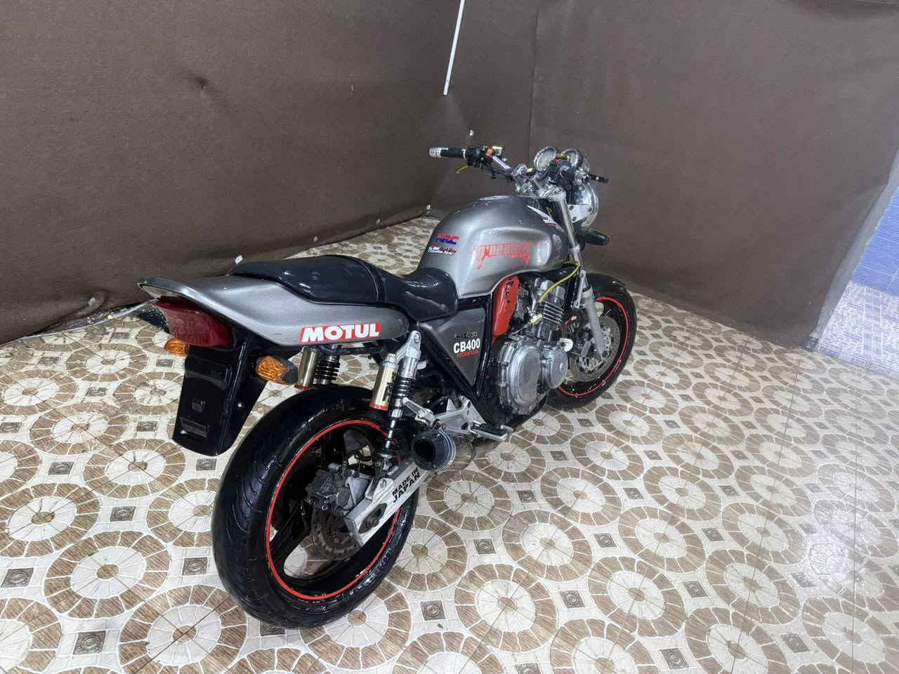 يالله السلام عليكم خوان دراجه بطحه للبيع مكفوله كافله عامه محرك مكفول حجم المحرك 400  دراجه رقم سنويه بسمي واسط الموقع الكوت ***********السعر والتفاصيل خاص او الرقم
