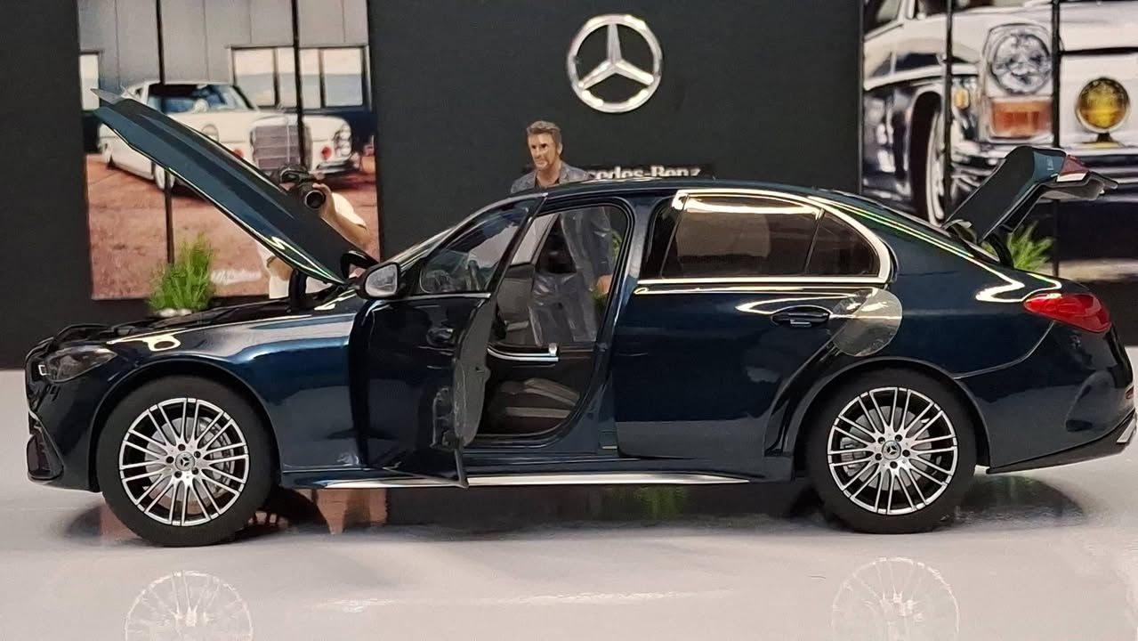 تعديل : تم الحجز ✅✅
Mercedes benz c class c250 🔝🇪🇬
NZG 1/18 
بتفتح بالكامل ..ابواب وكبوت وشنطه فرش ارضيه شمواه ..دريكسيون متحكم بحركة العجلات الاماميه .زرار لفتح الكبوت من اسفل ..معاها ستيكرز + قلم + مفك 
#mercedes 
#modelcar 
#fyp 
#مجسمات_سيارات 
#diecast 
Ayman Rehan 
ماكيت لعربيتى diecast 
Mercedes-Benz 
Mercedes-Benz Egypt


**إذا كنت صاحب هذا الإعلان وتريد حذفه لأي سبب، رجاءا أرسل رسالة إلى الدعم الفني**