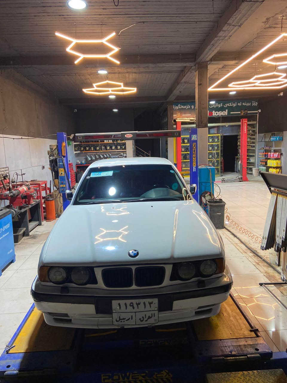 Bmw e34 1992  525i ماسەفات امریکی بیلاد گێر عادییە تاخم وەیار 413تەبریدە دەبل ایرباگ ناو غورفەی کامک کراوەتە ٩٥بیلاد پەردەیەکوشین جلدو شامۆیە کوشین هیتەرە سیستەمی گەرم کەرەوەی ebasloبیلادی تێدایە  بە نسبەت سبوغ پێنچ  هەیە شانسیو سەرە دەبلی بەشەرت گێرو مەکینە مەزبوتە مەکینە تاک دیجیتالە بەردی سالنسەی تێدایە کارە بایی مەزبوتە ٥ وەرەقەش غرامەی لەسەرە سەنەوی چەند مانگێکە بەسەر چوە  نرخی 55وەرەقە ماجالێکی زۆر کەمی تێدایە زانیاری کاملم نوسییە مشتەری تەلەفۆن بکە *********** أربيل, العراق
