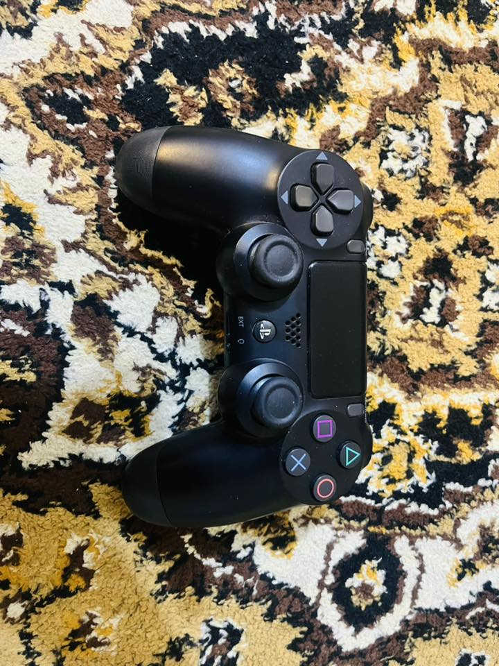 السلام عليكم ps4 مهكر مامفتوح تجي ويا 11 لعبه للبيع نظام 11 الجهاز مرتب ونضيف صارله شهر من خذته جديد وكاله لوك ستيكر كل غراضه جدد من الكيبلات وانت صاعد تجي ويا يده جديده لوك مامفتوحه وويدته الاصليه مهكر ياباني تهكير 2025 للبيع ب325 وبي مجال رقمي للاتصال ***********
