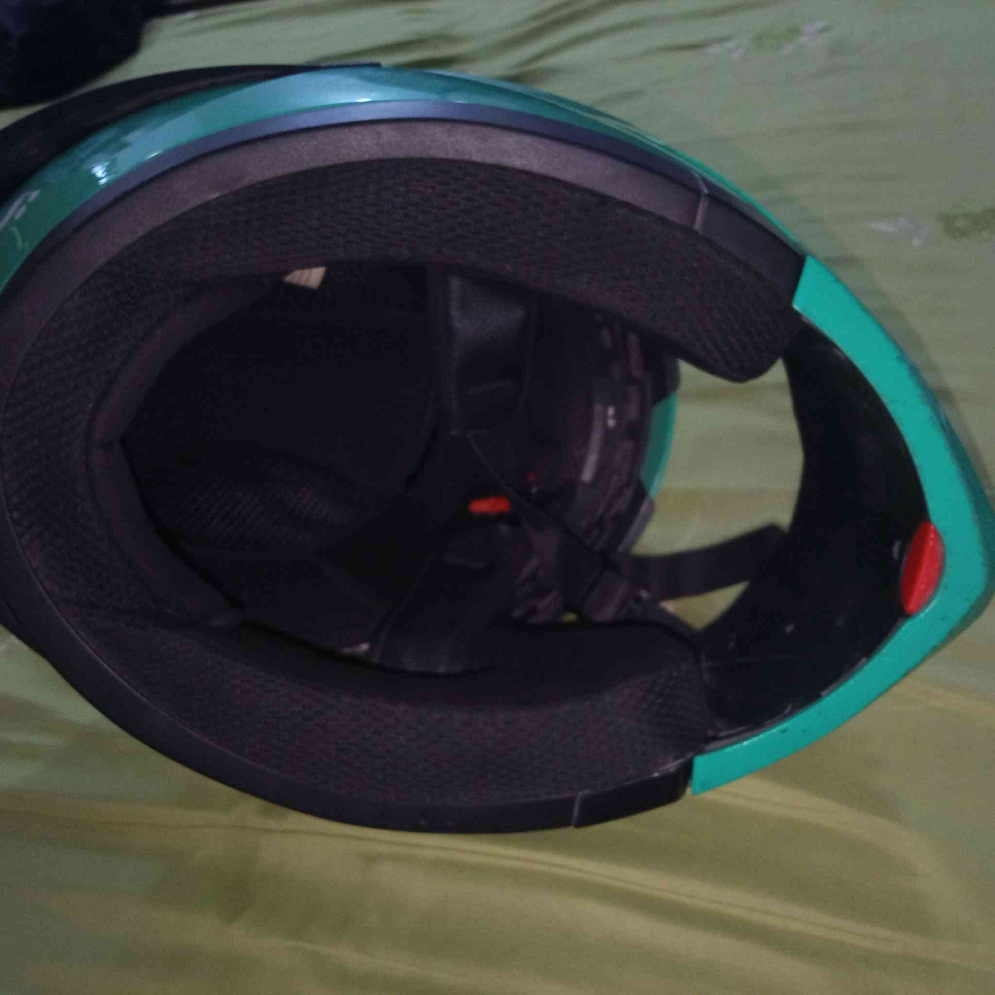 سلام عليكم ورحمه الله وبركاته اخواني عدي هاي الخوذه للبيع ملبوسه مره وحده جديده اتصال على هاذ الرقم بس واتساب ***********
