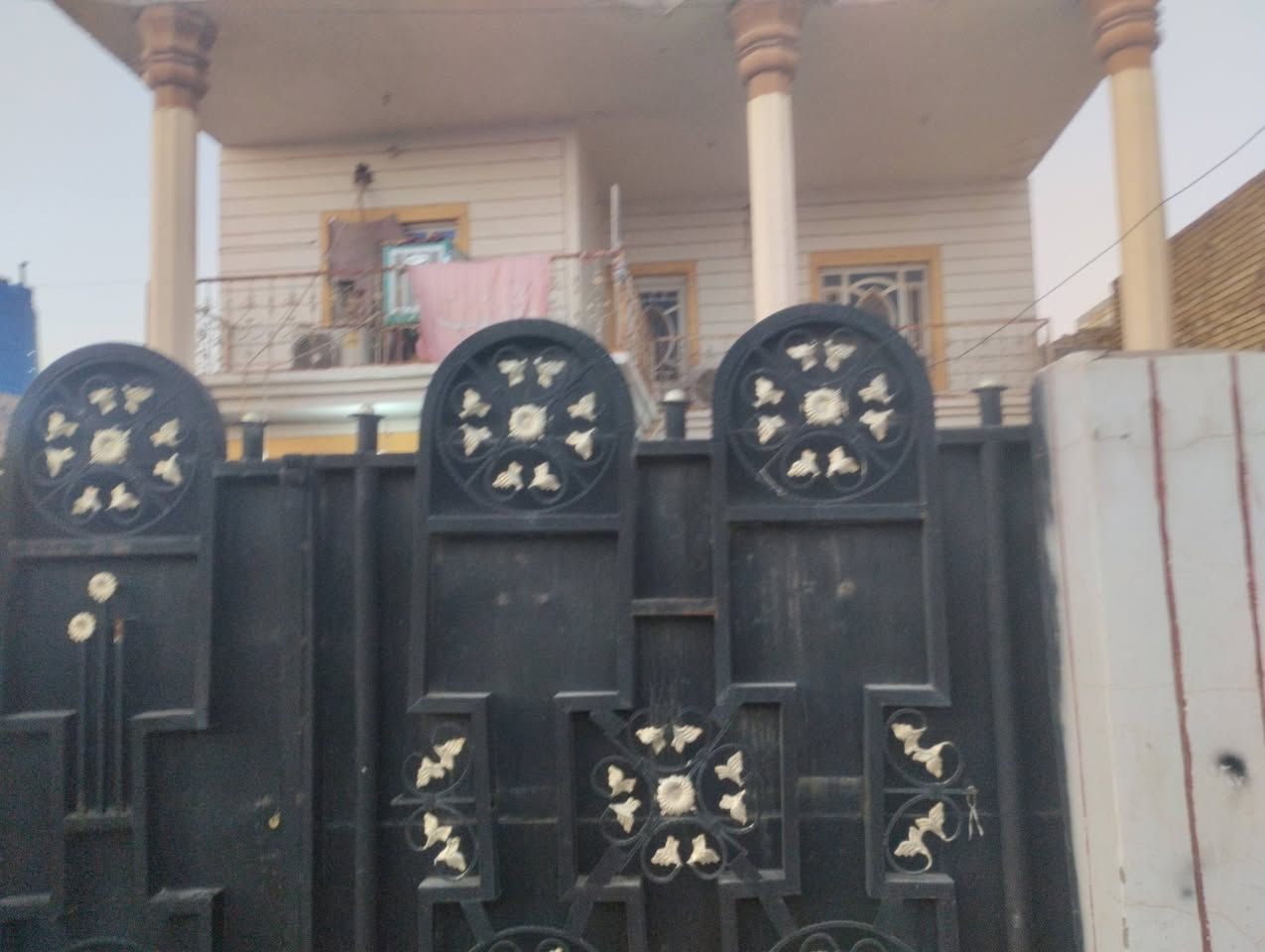 بسم الله الرحمن الرحيم 
بيت زراعي للبيع 
صوب بني ركاب 
بستان سيد كريم
4غرف وبنظام السويت 
وصاله ومطبخ وديوانيه 
 وصحيات داخليه وخارجيه 
بناء بلوك السكف عكاده
المساحة اكثر من 300متر
السعر 47وبيه مجال 
للتواصل الاتصال على الأرقام 
 الموجوده بالاعلان 
***********
***********
او مراسلة الصفحة 
#هادي_الحجيمي
