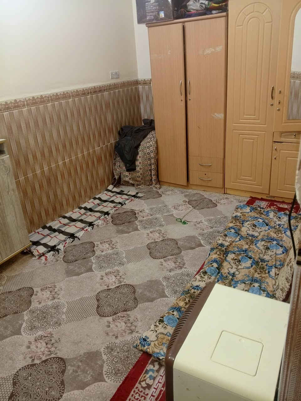 الدار للبيع المساحة 100متر طابو سند 25 قرار محكمة يبعد عن شارع المعمل 150 متر البناء درجة اولى مال جنياي اساس وسكف صب بناء طابوك والسطح اشتاكر السعر 33 بي مجال قليل *********** وتساب
