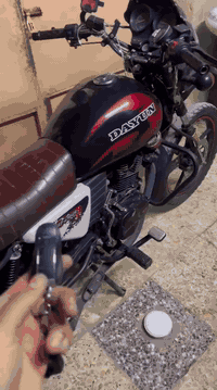 السلام عليكم شباب دراجة دايوان مديل 2023 دراجة خير من الله مكينة مكفوله برغي ما مفتوح بيها دراجة مرقمه سنوية بغداد السعر 2300 و بيها مجال بسيط العنوان بغداد ملاحظة الصندوق مو وياها للتواصل ***********
