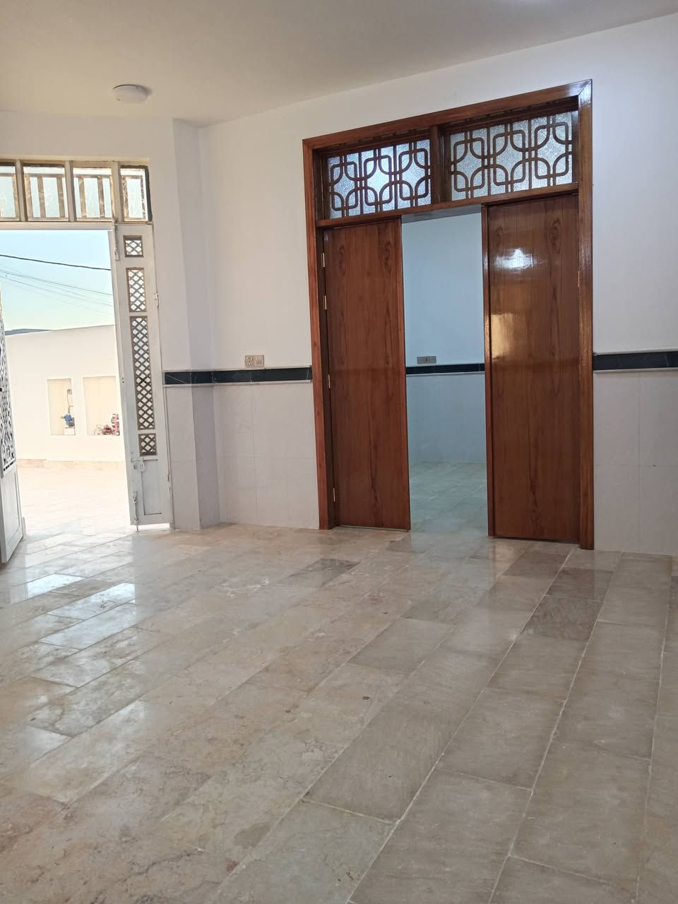 السلام عليكم
دار للبيع طابو صرف
 حلة وردية خلف مستشفى الكفيل
شارع ٢٠م
خدمات ماء كهرباء وتبليط
طابقين بناء حديث
مساحة ٢٠٠ م
تسليم مباشر
طابقين٤ نوم
طابق ارضي ١غرفة نوم وصاله ومطبخ وكيلدور وكراج سيارة صحيات
طابق ثاني ٢ غرفة نوم وهول
للاستفسار***********
***********
*********** ابواحمد لبيع وشراء العقارات في بابل مكتب البيت الامين حلة نادر الأولى قرب آسواق الجمل ملاحضة نستقبل جميع عروض البيع والشراء والايجار الرهن
