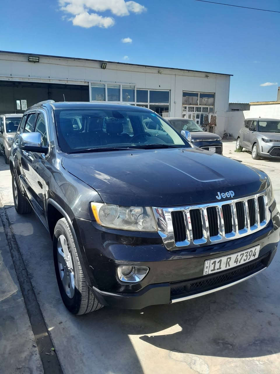 سلام عليكم جيب شيروكي لاريدو وارد امريكي موديل ٢٠١٣ فول موصفات لمتده مواصفات السياره فورويل بنو راما كشنات جلد كهربائي وتدفئة كشنات مكينة جديده وكير خير من الله حدادية امامية وخلفية جديده تخم تاير وباتري جديد كهربائيات كلها شغالة على وضع الشركة منضومة تبريد جديده وصور الحادث موضح في المنشور سعر السياره ١٧٠$ وبيها مجال مكان السياره الحسينية الراشدية شارع المرور رقم الهاتف ***********
