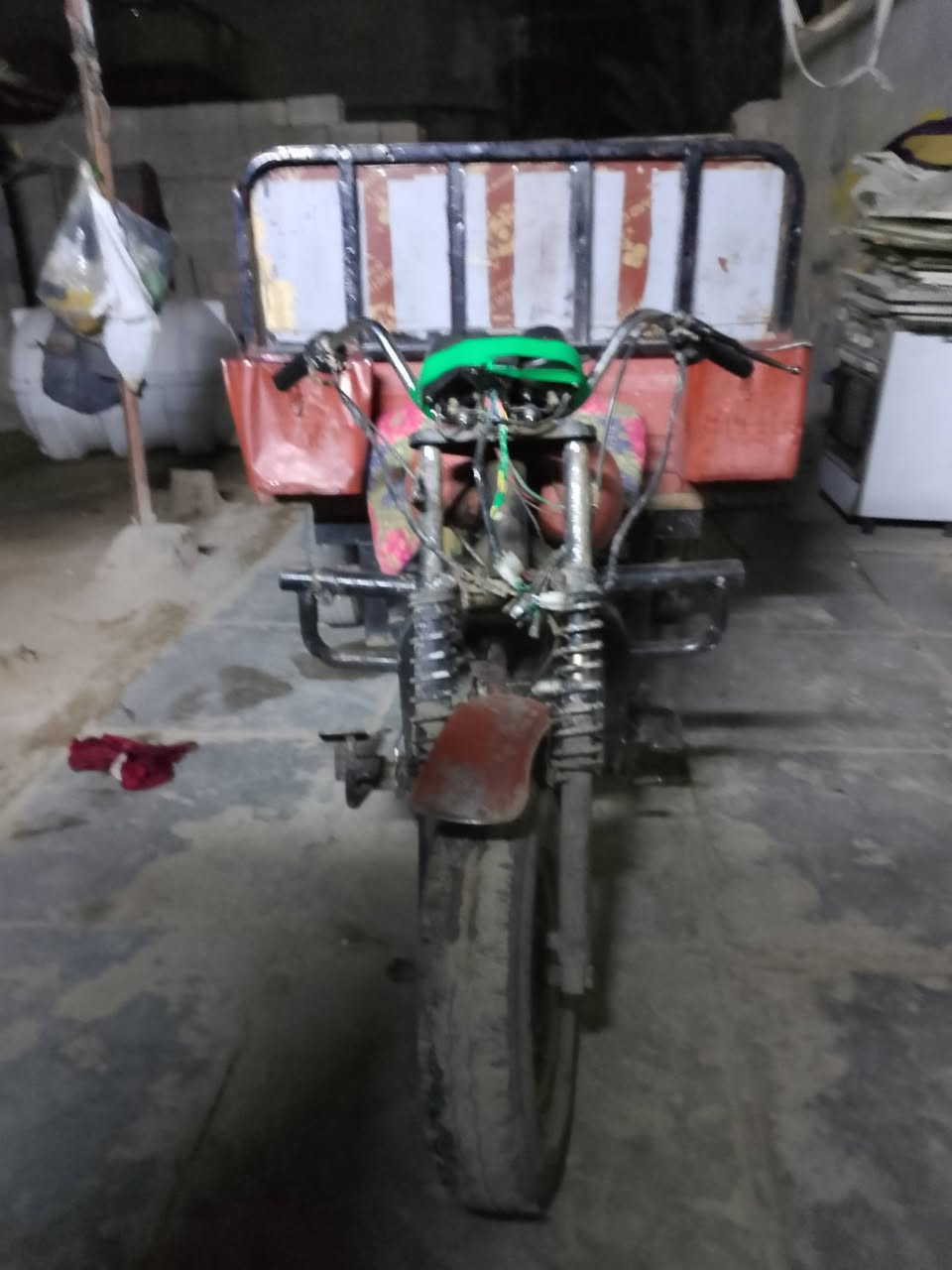 ستوته دايوان شغاله بس اوراق ضايعه سعر 400 لف مكان حي الرحمه الشماعيه رقم الهاتف ***********
