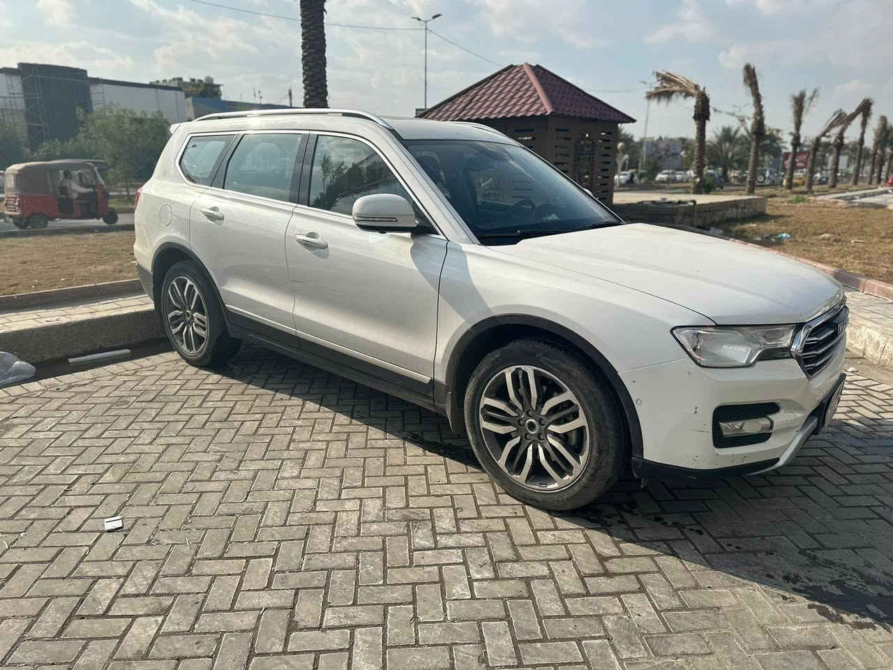 هافالH7 موديل 2018 
رقم بغداد باسمي تحويل مباشر 
استخدام شخصي نظيفة جدا سبعه راكب 
بدون صبغ مكفولة
كير ومحرك مكفولات
ماشية 105 الف
المواصفات
1/محرك 2000 CC تيربو اربعة سلندر .. القدرة الحصانية 230 HP
2/كير ZF من شركة بي ام دبليو ألمانی 6 سرعات دبل كلج DCT
3/كهربائيات جميعها بوش الماني
4/سلايت روف طكتين
5/تبريد ماشاء الله قطعتين والثالث مركزي
6/ يوجدثلاجة بالجكمجة
7/ تحكمات ستيرن .شفتات كير/تحكمات مسجل/تحكم تحديد سرعة /تحكمات شاشة معلومات السيارة بالتفاصيل
8/انظمة متعددة السياقة
( سبورت .. عادي .. اقتصادي )
9/اصطفاف بارك ذاتي
10/اوتو هولد (A)توقف ذاتي في الازدحام
11/هاند بريك اوتو كهربائي
12/جنطة كهربائي شفط
13/كشنات جلد
14/كشنات الامامية كهربائية ومجهزة بنظام التدفئة
15/مري شفط وانارة ليزرية ترحيب هافال
16/كامرات ٣٦٠ درجة
17/ نقطة عمياء وتحذيرية للتجاوز
18/لايت متحرك مع الستيرن
19/ماسحات اوتو عند المطر
20/ويل كب حجم ٢٠
21/مري للخلف تظليل ذاتي
22/مسجل ونظام صوتي متكامل من شركة انفنتي
والكثير من المواصفات
.......
السعر المطلوب 120 ورقة وبيها مجال 
العنوان .. بغداد  البلديات
موبايل/ ***********
