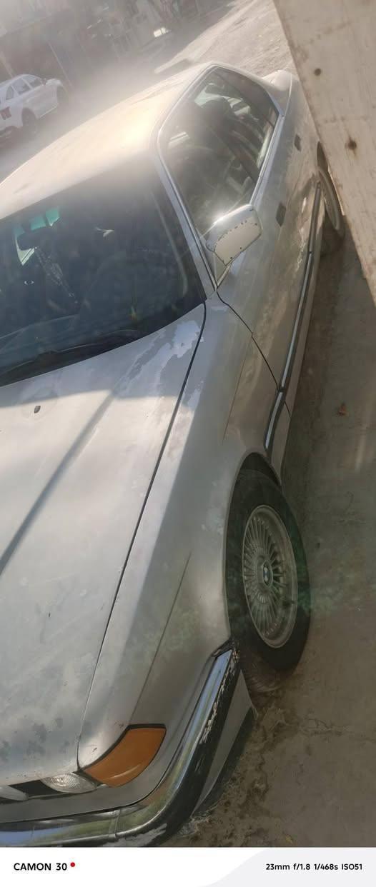 بي ام 735موديل 90 رقم بغداد انكليزي تبريد شغال داخل جلد سنتر لوك مكينه وكير نضيفات ميكانيك حلو كهربائيات كله شغاله السياره بيه مكانات صبغ وبيه جراد نقصه رباطين اماميه السعر ٤٥بيهه مجال  ***********
