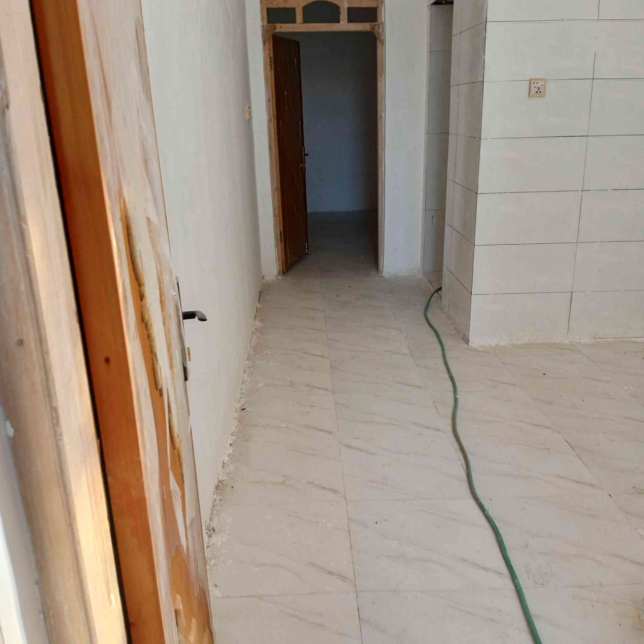 السلام عليكم بيت للبيع مساحه 100 طابوك ورباط بنيان جديد عالحولي وره المجمع السكني بكاع راجي سعره 45 وبيه مجال اليريده بخدمته ***********
