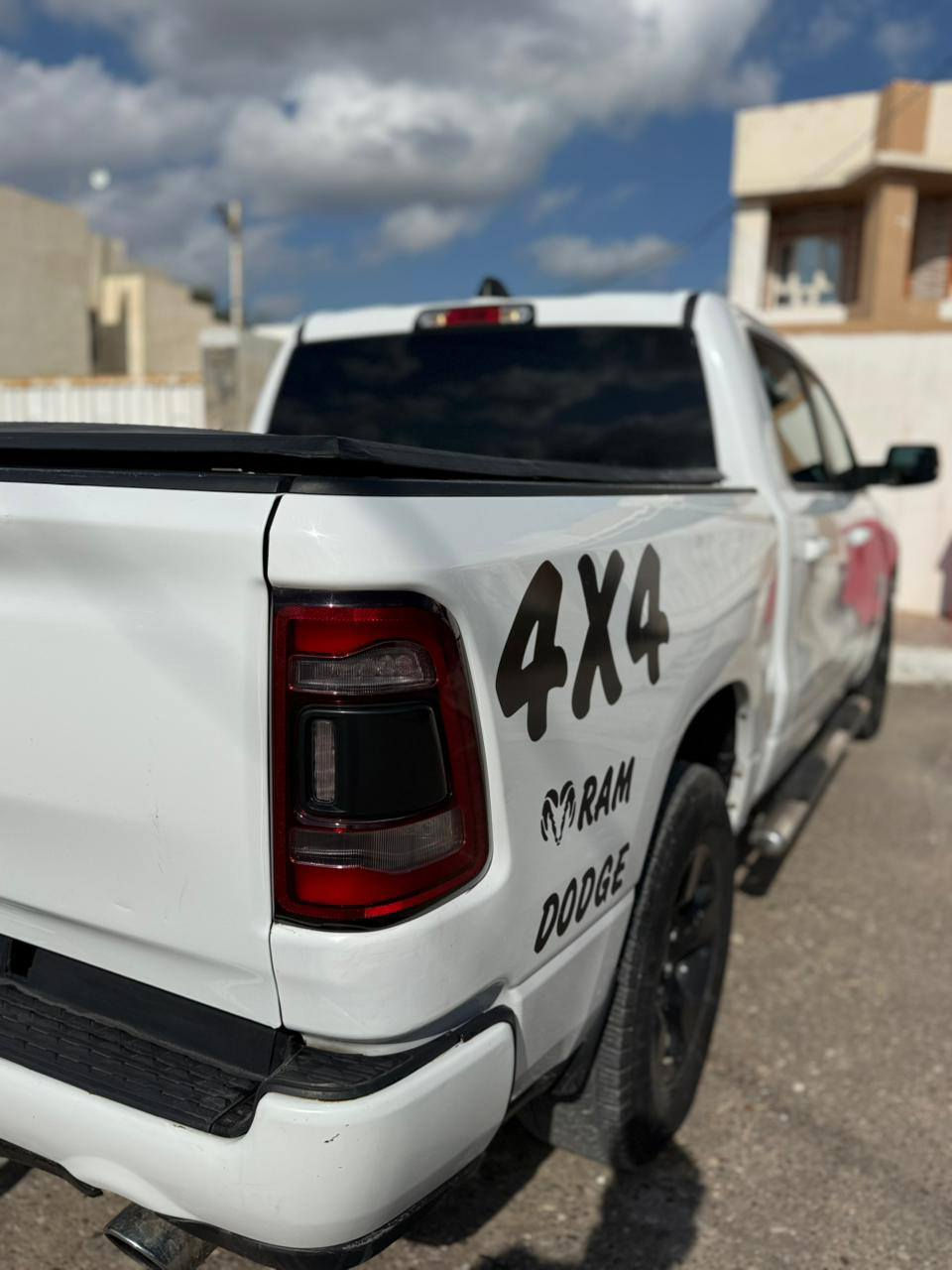 السلام عليكم اللبيع دوج رام 2022
رقم اربيل جديد تحويل مباشر 
باب طويل بدي قصير
مكفوله من الصبغ بارد مكانين زغار 
كير مكينه شرط
الموصفات 8 / 5700 
كشنات جلد
صندوق كهرباء
تشغيل عن بعد  بعد موصفات هواي  معروفه الرام
السعر 310 بيها مجال قليل
مكان السياره تكريت 
اتصال ***********
