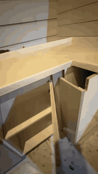 السلام عليكم
عندي هالكونتر نظيف 
السعر ٢٥٠ الف 
الشراي يخابر ع الرقم ***********
