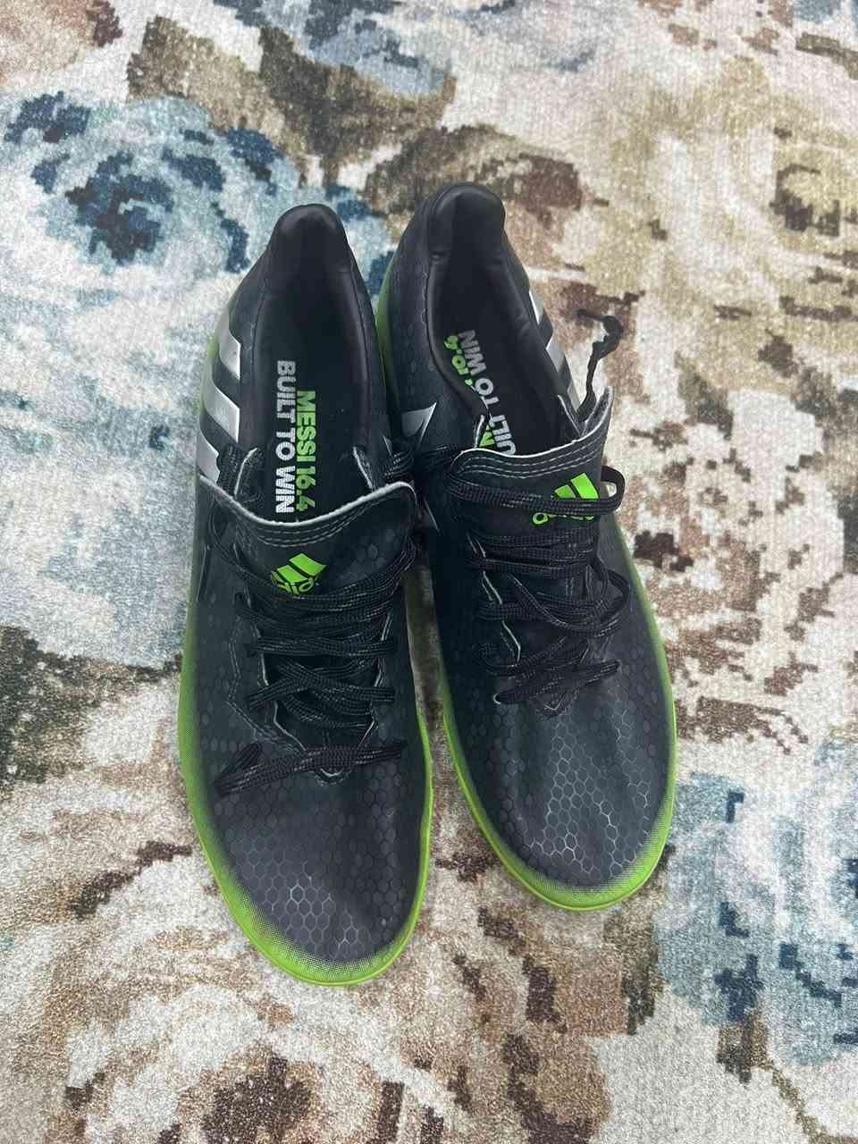 اديداس اصلي بالة 
قياس 41وربع
نظافه فول 
تخفيضات 
40الف مع التوصيل 
للحجز ***********
