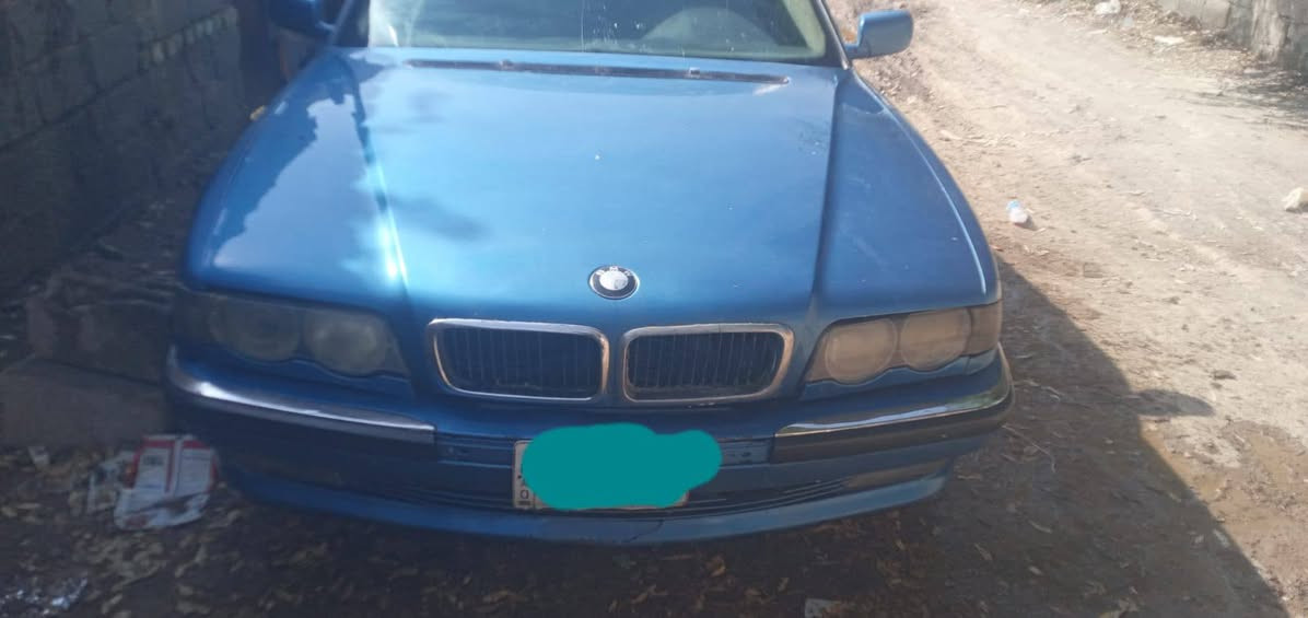 السلام عليكم من رخصة مدير الكروب المحترم سياره بي ام خفاش موديل 95 اصل محرك730 السيارة محوره فيفتي شباب السياره لون نيلي بس امسجل ازرق غير محدد السيارة رقم بغداد موازي السيارة عوزه تعمير بسيط مكان السيارة واسط الكوت للعلم السيارة شغاله تمام 
السعر 28 وبيه مجال بسيط الاتصال على الرقم التالي ***********
