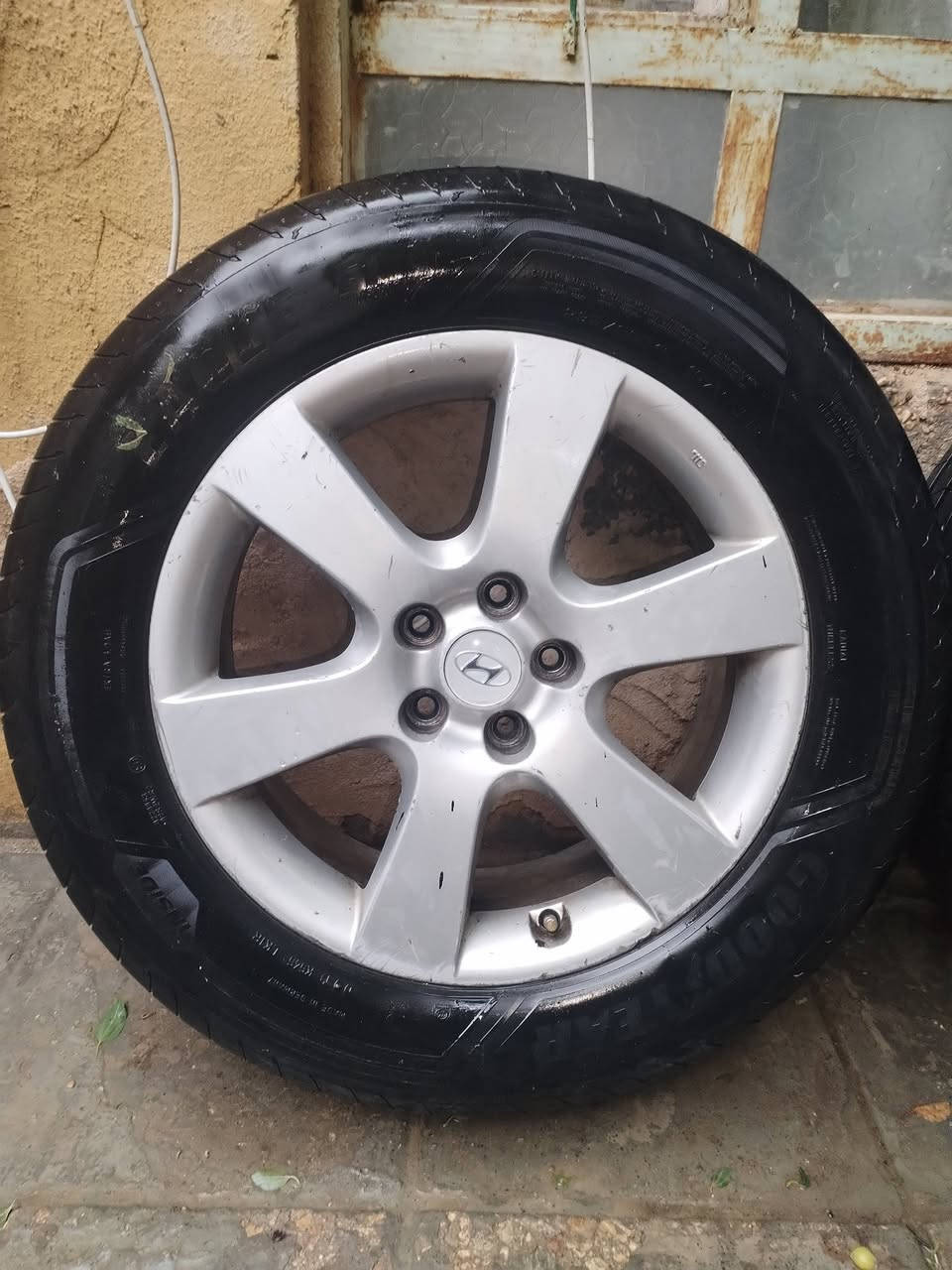 السلام عليكم
تخم ويل مع التايرات سنتافي حجم ١٨
السعر ٢٠٠ الف
النجف الاشرف ***********
