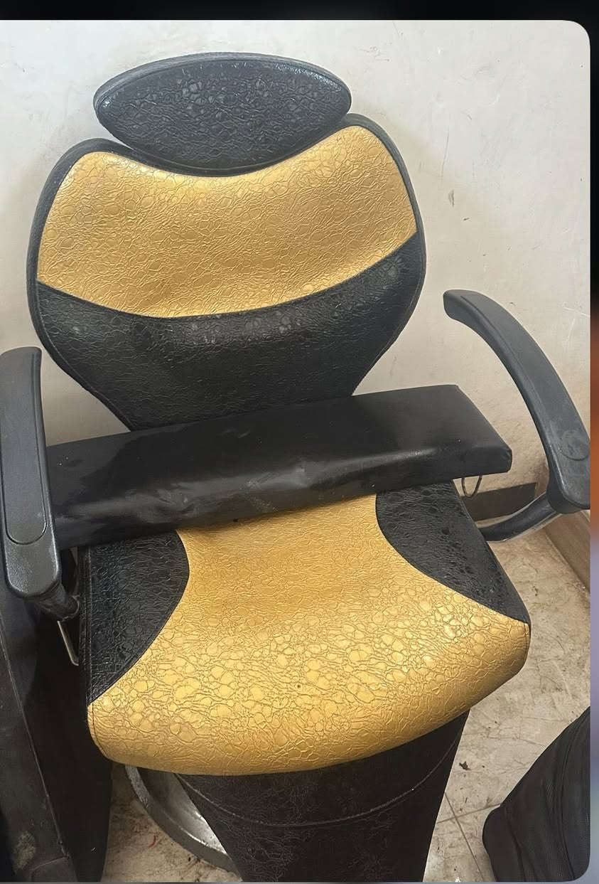 سلام عليكم عندي هاذ الكرسي مستعمل شهر واحد جبته شهر وبدلت المحل لبيع سعره١٢٥وبي مجال حك الجيه مكانه الدوره شرطه حاتم سعدون***********
