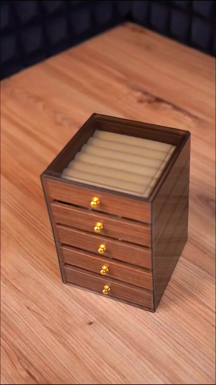 منظم مجوهرات خشبي فاخر بخمسة أدراج

الاستخدامات:

منظم شامل للخواتم، الأقراط، السلاسل، الساعات، والأساور.

مثالي للحفاظ على المجوهرات مرتبة، خالية من التشابك والغبار.

قطعة ديكور أنيقة وعملية لسطح التسريحة.

المميزات:

تصميم خشبي فاخر بلون داكن يضيف لمسة ملكية.

5 أدراج شفافة لرؤية المحتويات بسهولة.

كل درج يتميز بتقسيم داخلي مختلف لتناسب جميع أنواع المجوهرات (أقسام للخواتم، أقسام للسلاسل، إلخ).

مبطن بمخمل ناعم فاتح اللون لحماية المجوهرات من الخدوش.

مقابض ذهبية صغيرة وأنيقة سهلة الاستخدام.

غطاء علوي شفاف لرؤية الدرج العلوي بوضوح.

محتويات الصندوق:

منظم مجوهرات خشبي داكن بـ 5 أدراج.

الملاحظات:

سهولة التنظيف بقطعة قماش ناعمة.

حماية المجوهرات من الخدوش بفضل التبطين المخملي.

تصميم عمودي موفر للمساحة بـقياسات مثالية.

القياسات:

قياس الكارتون: 20 × 15 × 15 سم.

قياس المنتج: 13 × 13 × 19 سم.

قياس الجرارات: 12.5 × 12.5 × 3 سم.
السعر 20الف


**إذا كنت صاحب هذا الإعلان وتريد حذفه لأي سبب، رجاءا أرسل رسالة إلى الدعم الفني**