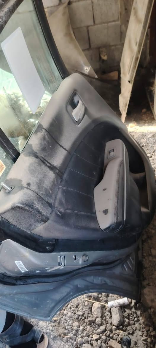 سلام عليكم للبيع باب خلفي وره سايق الون رصاصي صدر الحمام مال مديل من ١٥ الئ ٢٣ بدون صبغ بلادي كامله سعر 200  عندي باب احمر مال سايق فارغ وعندي بيبان مال جارجر من 8 الى 10 خلفيات وجاملغ امامي ايمن شراي يخابر وخادم مكاني بصره قضاء المدينه***********
