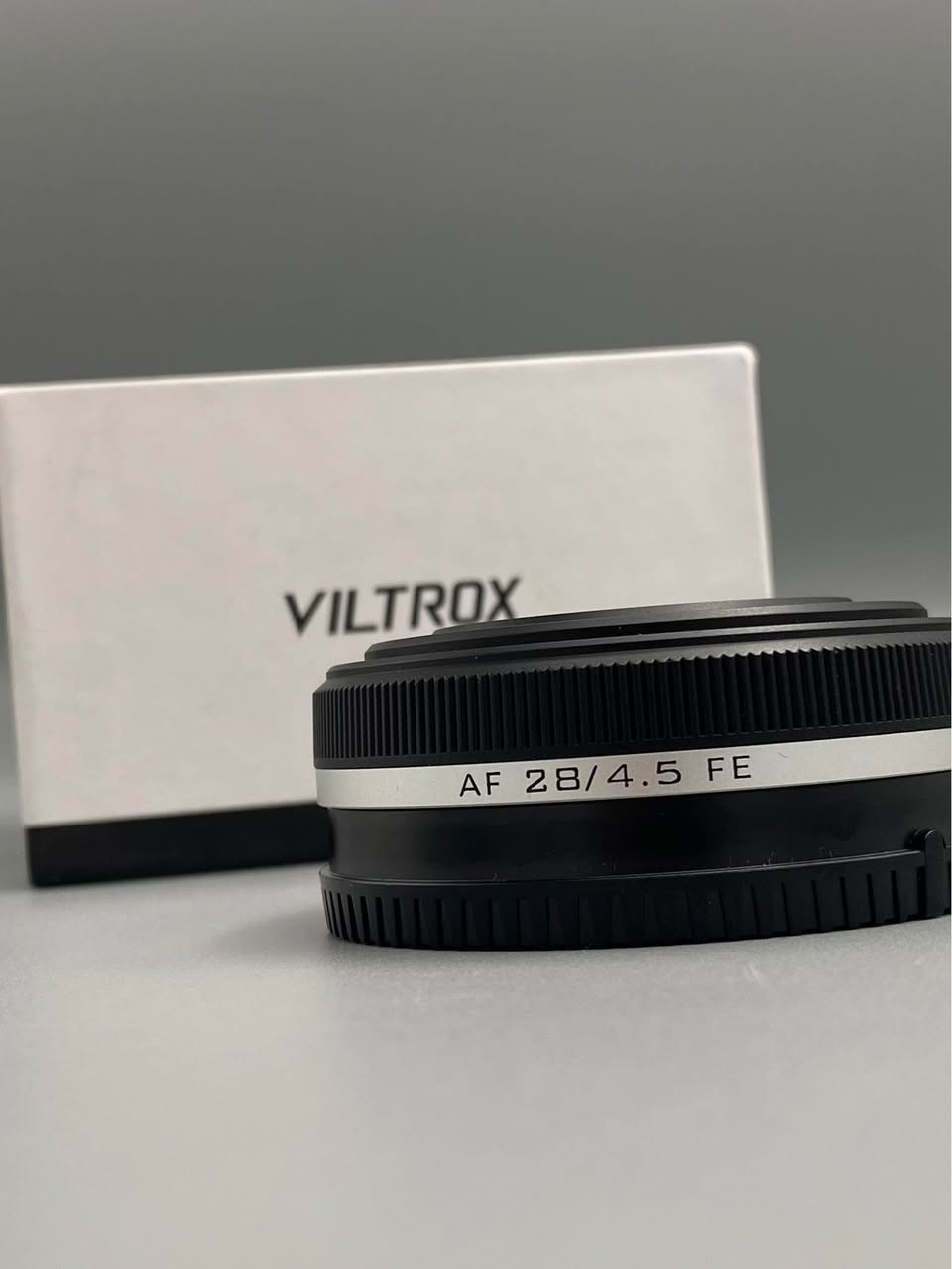 Viltrox AF 28mm f/4.5 FE – 
عدسة أوتو فوكس فل فريم لـ Sony E-Mount

🔹 البعد البؤري: 28mm – زاوية واسعة ممتازة للستريت والسفر
🔹 فتحة العدسة: f/4.5 ثابتة لأداء متوازن في مختلف ظروف الإضاءة
🔹 التركيز: Autofocus سريع وهادئ، ممتاز للصور والفيديو 🎯
🔹 التركيب: Sony E-Mount (FE)
🔹 التوافق (Full Frame):
 • Sony A7 Series (A7 III / A7 IV / A7R II/III/IV / A7S II/III)
 • Sony A9 Series
 • Sony A1
🔹 التوافق (APS-C):
 • Sony a6000 / a6100 / a6300 / a6400 / a6500 / a6600 (يعطي زاوية معادلة ~42mm)
🔹 التصميم: Pancake Lens مدمجة وخفيفة جداً

السعر : 110 الف

خدمة توصيل 🚚 لكافة أنحاء العراق 🇮🇶 بغداد, العراق


**إذا كنت صاحب هذا الإعلان وتريد حذفه لأي سبب، رجاءا أرسل رسالة إلى الدعم الفني**