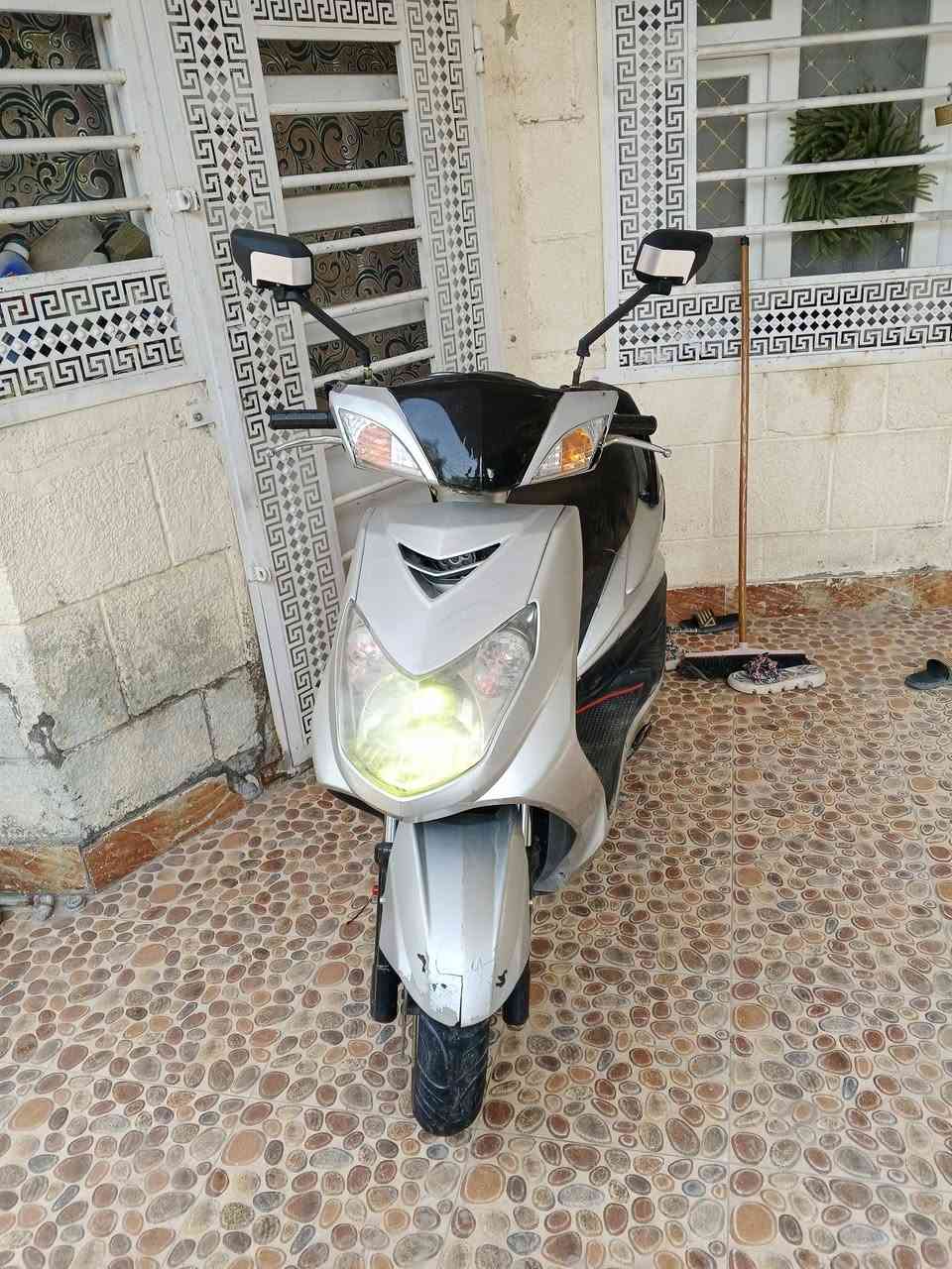 السلام عليكم سكنس فحل نوزل لون سلفر الدراجة مناقصها اي شي مكينة مجفتة تجفيت درجة  كهربائيات شغالة اشاير كلوبات شلعة معدل كلجات جدد للبيع او مراوس حسب القناعة السعر 550 وبيها مجال بسيط العنوان ديالى بعقوبة تقاطع السادة للاستفسار الاتصال على الرقم ***********
