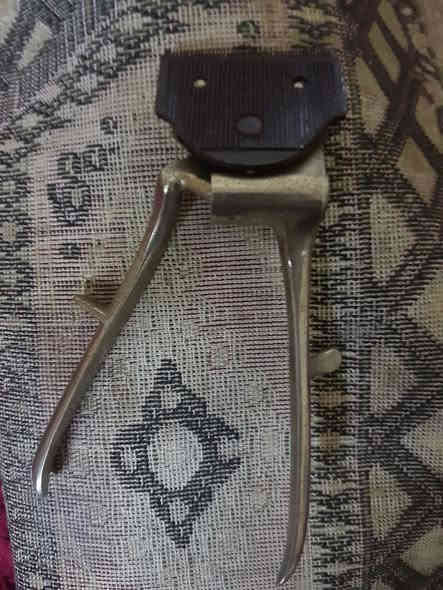 السلام عليكم اخوان ماكنه حلاقه يدويه قديمه شغاله للبيع يوجد توصيل 
***********
