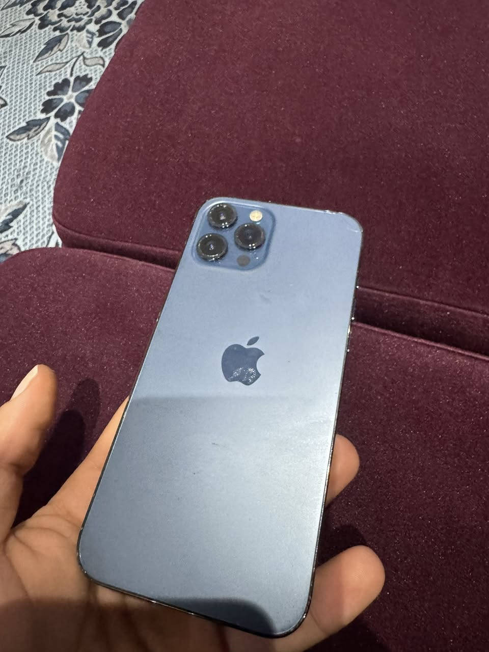 ايفون 12 برو ماكس
➖ذاكره 256
➖بلادي ما مفتوح 
➖كلشي شغال بي 
➖مفطوره الشاشه الاماميه وبي فطر صغيروني بلخلفيه مثل ما موضح بصوره 
➖السعر 325 الف بي مجال بسيط جداً
***********
