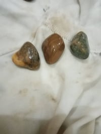 لدي مجموعة من الأحجار الجميله خام بيع جمله التواصل على الوتس اب فقط.رق...