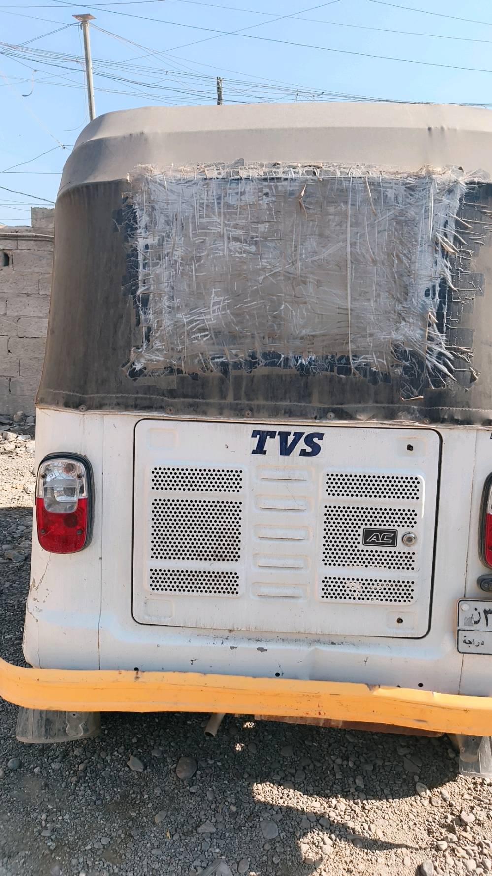 هذا تكتك TVS King جاهز للبيع. يتميز بمقصورة واسعة وغطاء لحماية الركاب من العوامل الجوية. الهيكل الخارجي والحالة العامة جيدة، ومثالي للاستخدام في الأعمال أو النقل الشخصي.