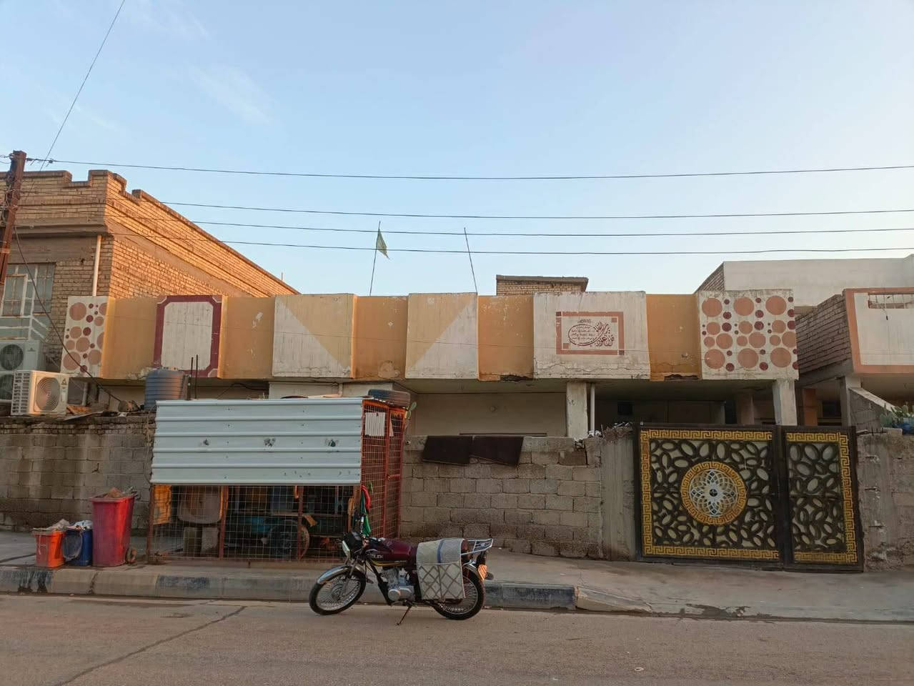 يالله توكلنا على الله يوجد بيت مساحة ٢٦٤م بالسند البناء ٢٩٤م للبيع طالقين يتكون الطابق الثاني صاله وغرفتين وجوه غرفتين وصاله وستقبال ومطبخ وطرمه وصحيات بيت مثل ماواضح بالصور بشارع ابو مخلص مركز شباب موقع حلو 
الاستفسار الاتصال
بناء على الارقام التاليه
***********
***********
