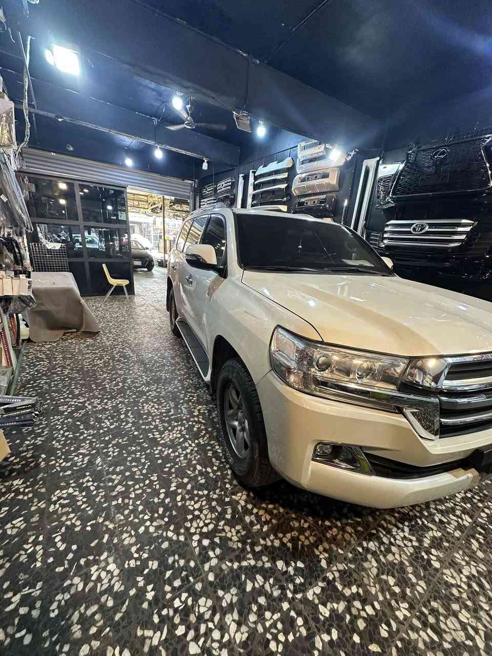 لاندكروزر درع ( مصفحة ) موديل ٢٠١١ محدثة داخل وخارج
ماشيه ١٩٤ الف 

سيارة مكفولة من الحادث يرادلهه صبغ حزام حتى يتوحد اللون سيارة كير محرك تبريد كله تمام جواهه طخم تاير وصيانه دوريه قبل فترة قليله 

السيارة رقم اربيل وبأسمي مذكور بالسنويه مصفحة تريد وكالة تريد تحويل 

سعر السيارة 190 ورقة

مكان السيارة بغداد  

*********** واتساب موجود
