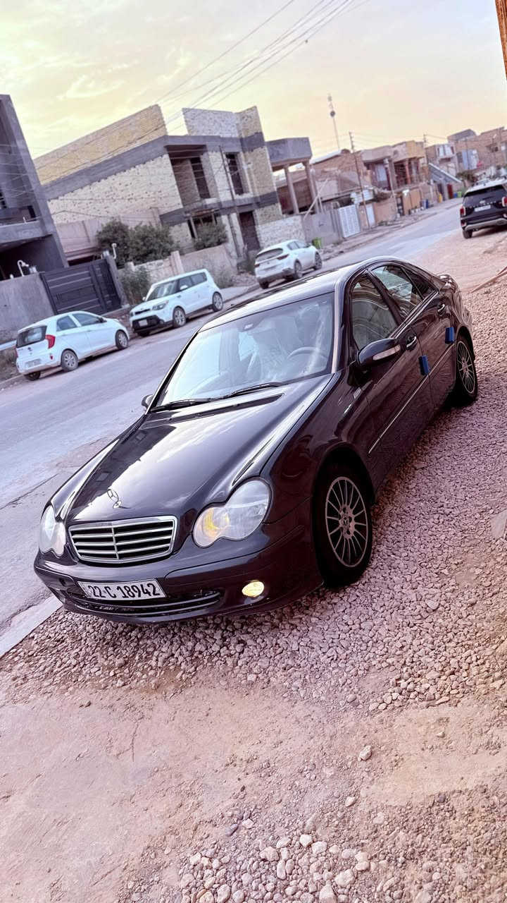 السلام عليكم مارسدسW203 موديل 2006  محرك 3000 vvt رقم اربيل شرط التحويل سياره مكفوله من الضربه مصبوغه عام اثر جراد سياره جاهزه من كلشي كهربائيات كلها شغاله منظومه تبريد جديده ثلج تبريدها تخم تاير جديد منظومه بانزين جديده بيها نقص بس صدرها الامامي شويه. سياره مكانها حله شارع 60  للاستفسار ***********
