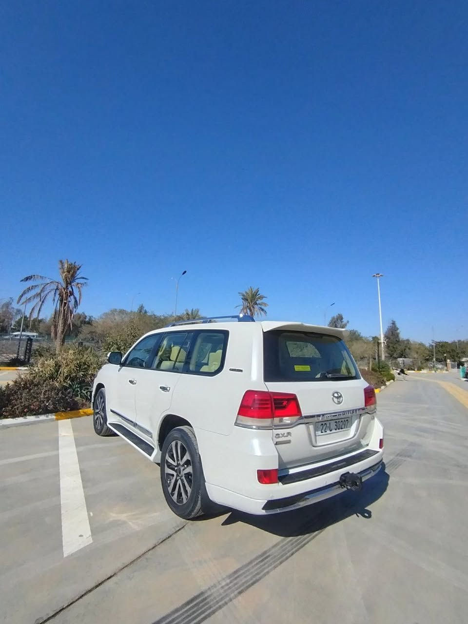 للبيع لاندكروز موديل (2016)  كفالة
شركة ساز أصلي 
فوول مواصفات 

1-بصمه ابواب 

2-بصمه تشغيل 

3-شاشه كبيره 

4-كشنات  جلد 

5-أربع كامرات 

6-حساس امامي 

7-حساس خلفي 

8-حساس ايمن وايسر

9-فتحه سقف

7-10راكب

11-فورويل 

12-تحكم ستيرن 

13-كشنات كهربائ

14-زراك لايت

15-مري شفط

16-بلوجكترات 

17-ثلاجه 

18-تبريد شاشه
ماشية 208 كيلو 
باقي المواصفات معروفه كير مكينه مكفولات تبريد ثلج حداديه صدر جديد تخم تاير جديد ترايها حلو رقم أربيل بأسمي شرط التحويل السعر 458 وبيها مجال للشراي مكاني ديالى بعقوبة للستفسار أتصال ع الرقم ***********
