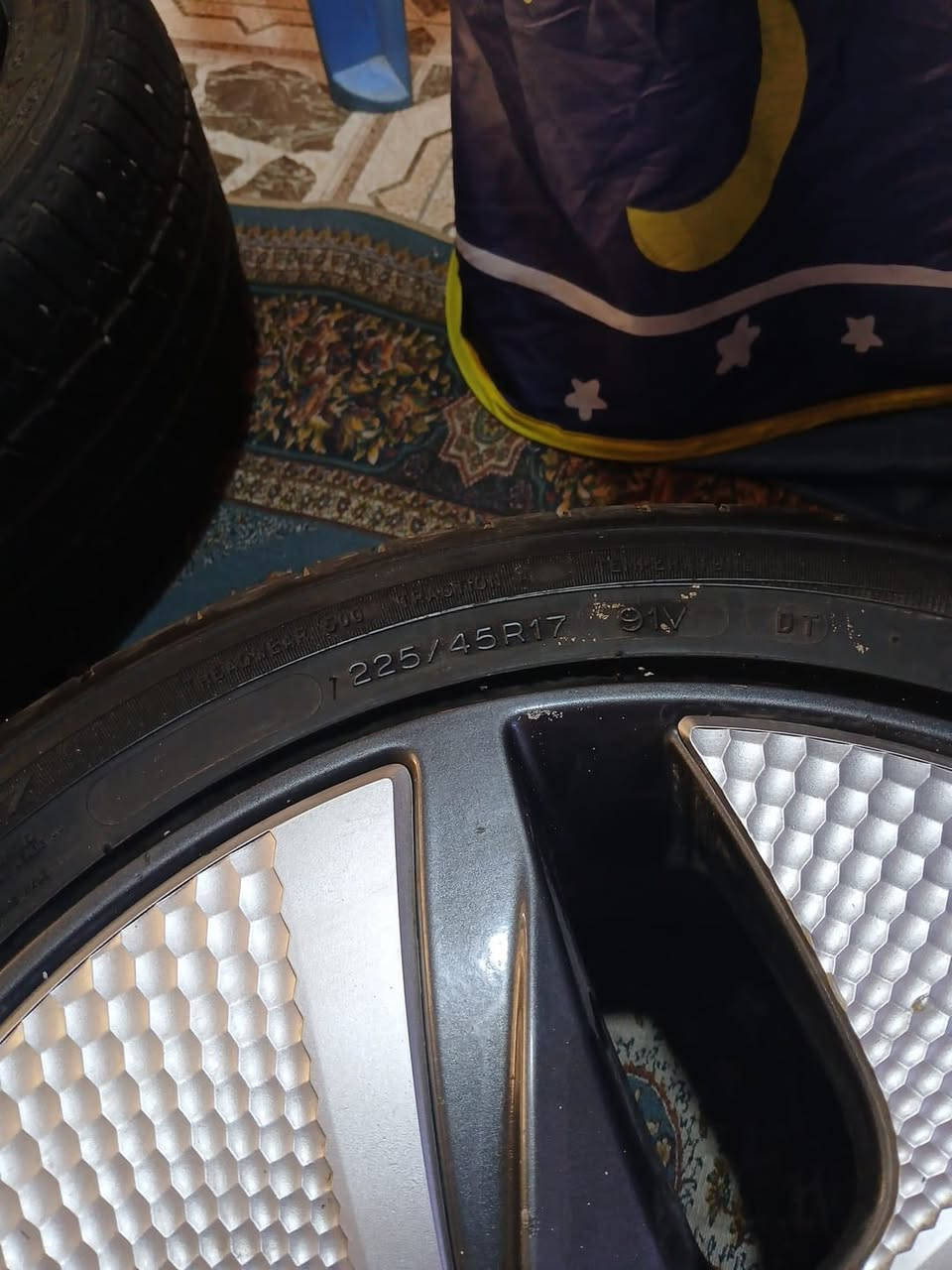 السلام عليكم
تخم ويالة اصلية مال هونداي مع تايرات حجم 17 التايرات نضاف بيهن تاير واحد نضافة ٧٠٪؜ 
السعر ٦٠٠ الف وبيهن مجال 
***********
